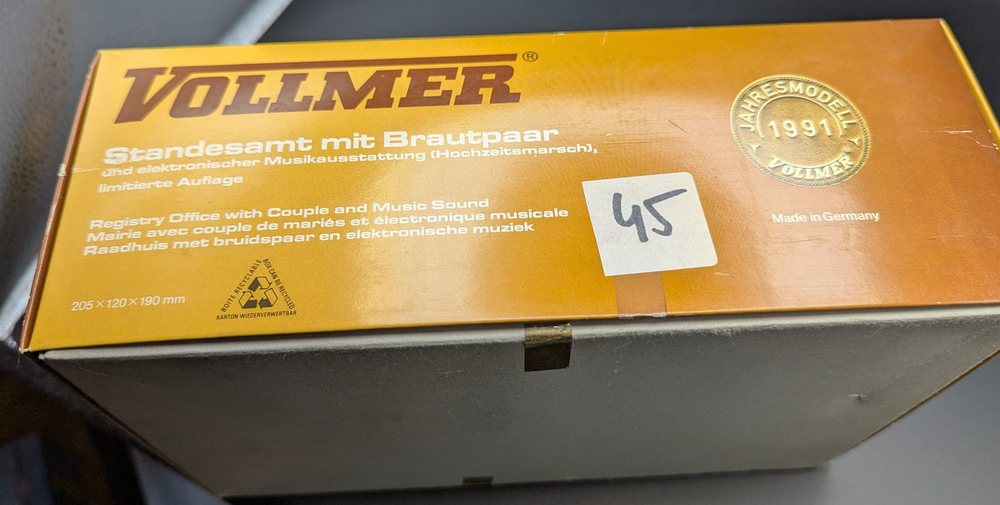 Vollmer Standesamt mit Brautpaar und Musikausstattung (3844), Jahresmodell 1991, Foto 2